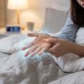 Mani che formicolano di notte o al mattino: cosa può significare e come si trattano in fisioterapia